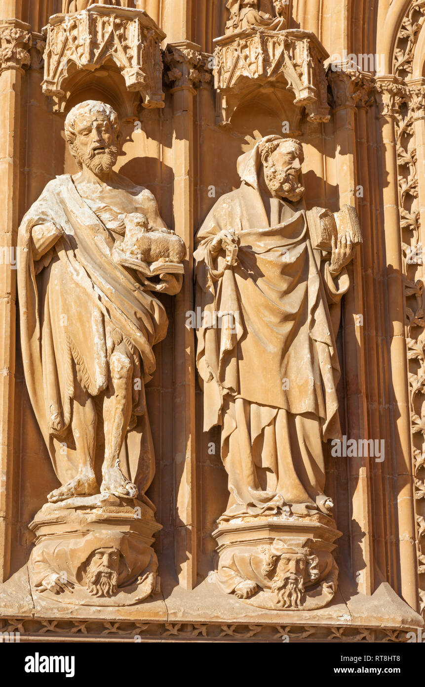 PALMA DE MAJORQUE, ESPAGNE - 30 janvier 2019 : Le détail du portail sud de la cathédrale de La Seu avec la statue de l'apôtre et Baptiste par des maîtres Pere Mor Banque D'Images