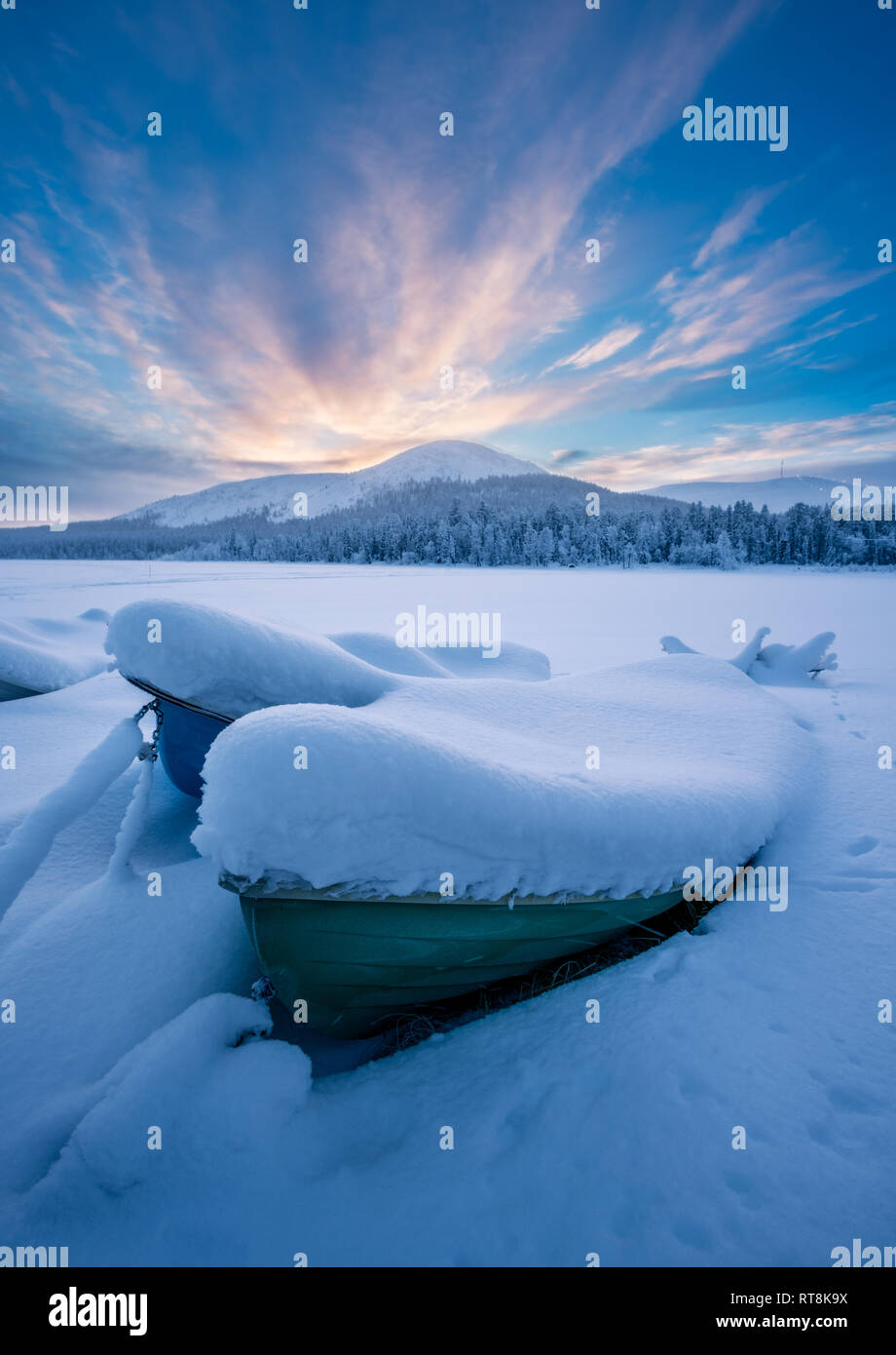 Bateaux couverts par la neige lourde avec kellostapuli et Ylläs est tombé dans l'arrière-plan à Äkäslompolo, Kolari, Finlande Banque D'Images