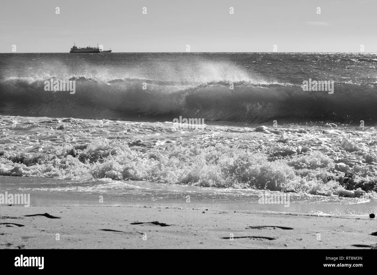 Palma de Majorque - la grosse vague et le fret en arrière-plan. Banque D'Images