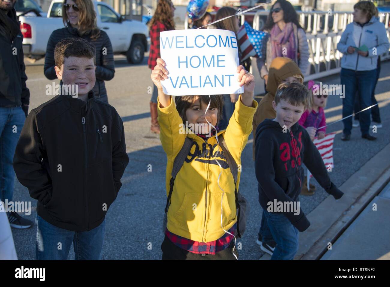 Les membres de la famille d'attendre l'arrivée et l'attente des signes comme les garde-côte de valeureux équipage retourne le 29 janvier 2019, à leur port d'attache à la Station Navale de Mayport, Florida. Le valeureux équipage est retourné à son port d'attache après une patrouille anti-drogue dans la mer des Caraïbes. Banque D'Images