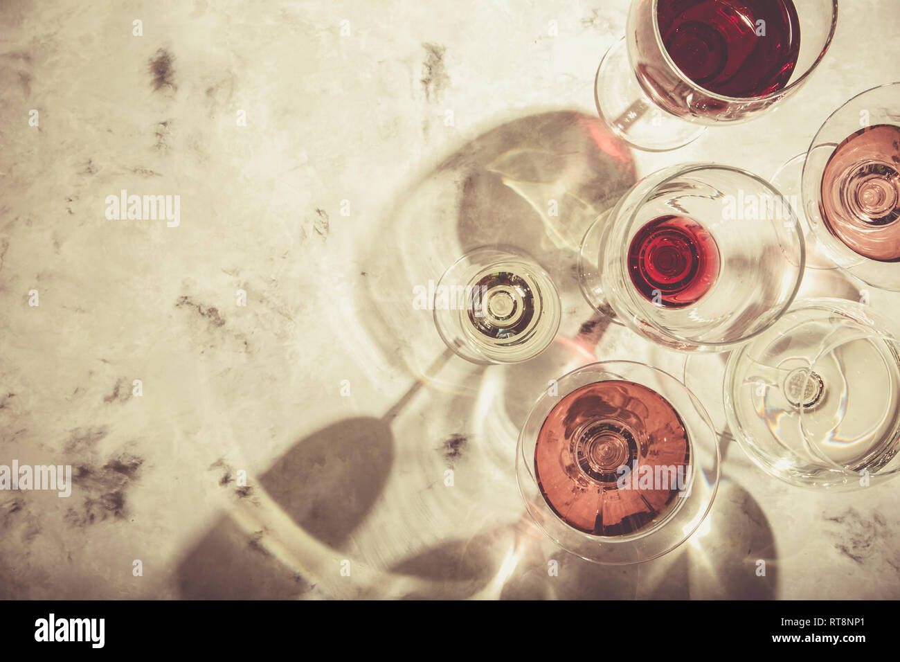 Concept de dégustation de vin - Verre à vin sur différents en arrière-plan Banque D'Images