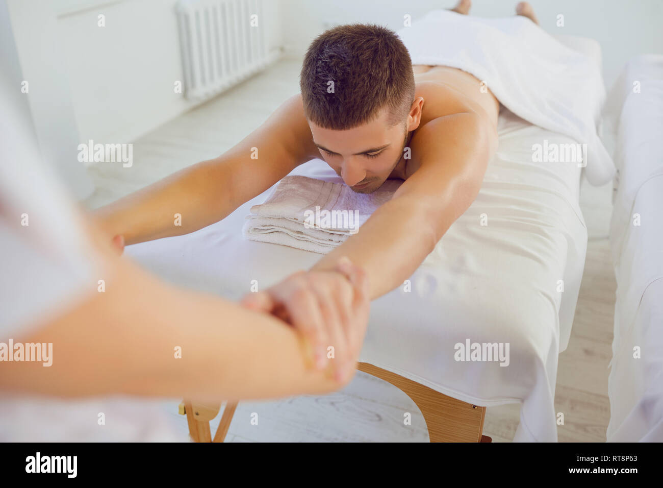 L'homme ayant massage professionnel de master Banque D'Images