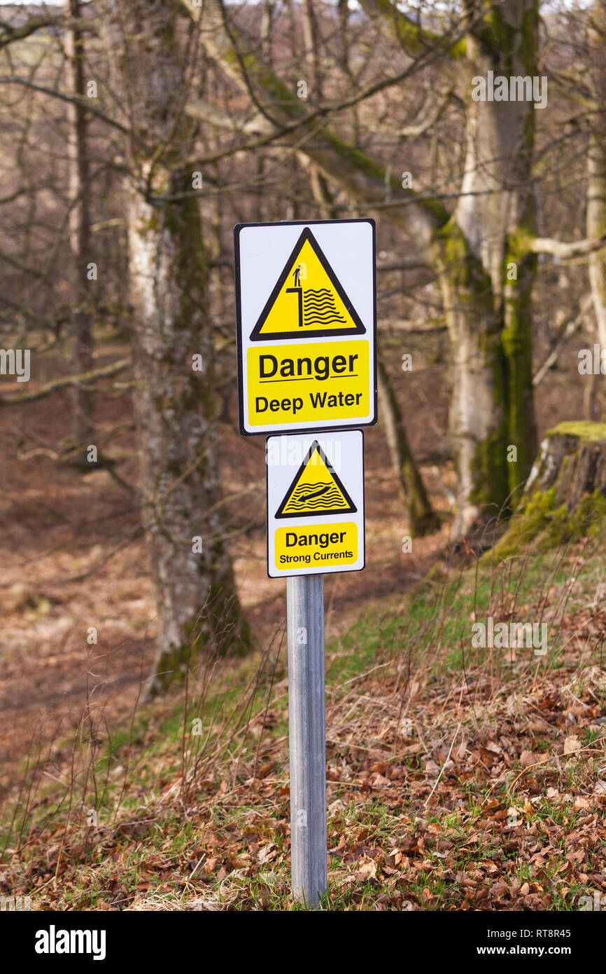 Les signaux d'avertissement de danger re eau profonde et de forts courants à faible vigueur,Angleterre,Teesdale,UK Banque D'Images