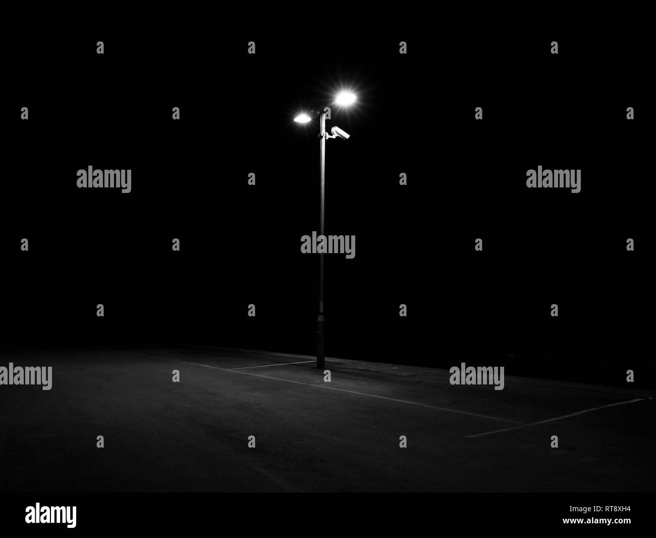 Lampadaire la nuit Banque d'images noir et blanc - Page 2 - Alamy