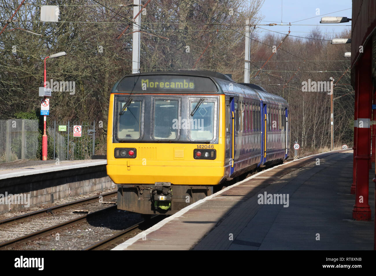 Class 142 diesel Pacer, numéro 142 046, dans le Nord de livery laissant à Lancaster gare, quai 2, le 25 février 2019. Banque D'Images