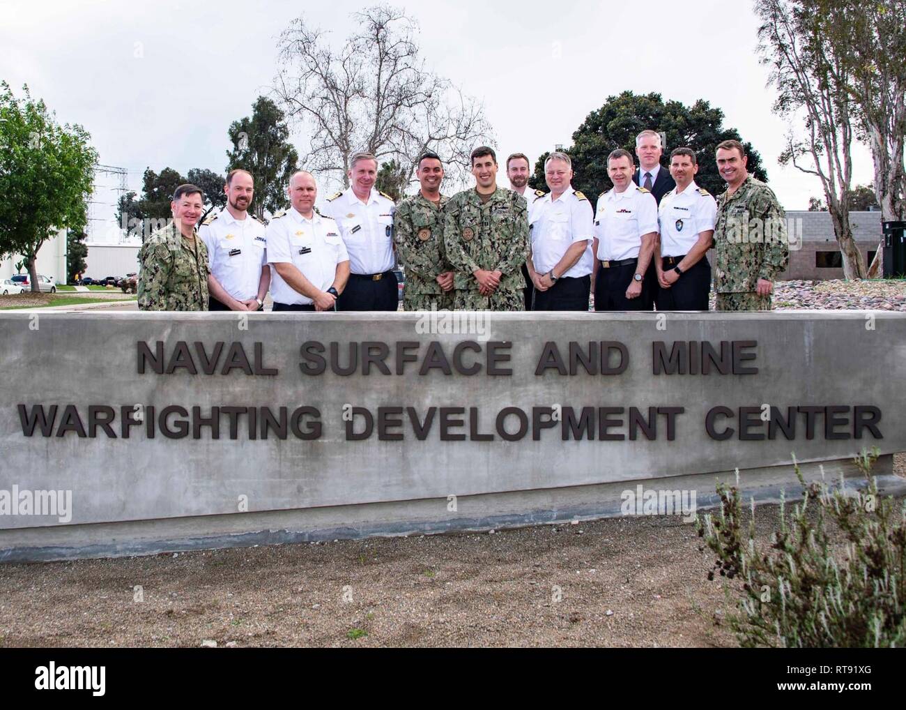 SAN DIEGO (fév. 5, 2019) de la Marine royale norvégienne (RNoN) et de la marine de l'OTAN à partir de la surface de combat naval et Centre de développement de la mine (SMWDC) et le Centre de Guerre Navale RNoN (CMM) posent pour une photo lors d'une NSU-semestrielles RNoN Tactical Working Group (TWG) réunion. Le GTT réunion a été créé en 2018 pour améliorer la compréhension des capacités et des tactiques utilisées par les deux marines d'améliorer l'interopérabilité des deux partenaires de l'OTAN. SMWDC a pour mission d'accroître la létalité et la performance tactique de la surface de travail dans tous les domaines. Banque D'Images