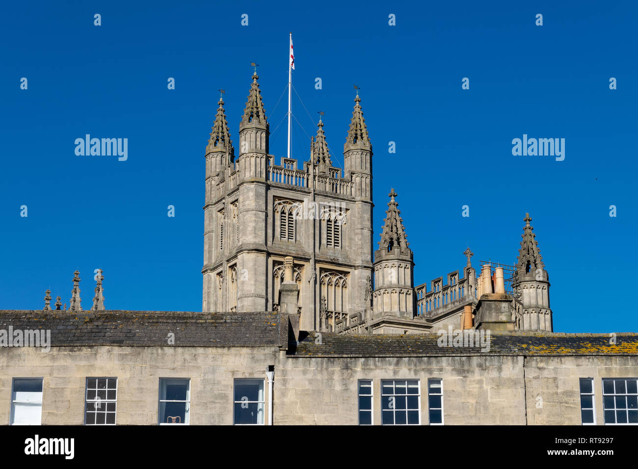 La tour de l'abbaye de Bath vue avec terrasse à pied à l'avant-plan Banque D'Images