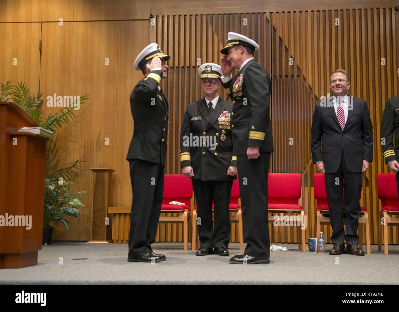 BANGOR, Washington (janvier 1985). 25, 2019) Arrière Adm. Blake Converse, de New Columbia, Maryland, est relevée par Adm arrière. Douglas Perry, de Biloxi, Mississippi, au cours de la cérémonie de passation de commandement d'un sous-marin Groupe 9. Subordonnés à la force sous-marine, commandant de la Flotte du Pacifique des États-Unis, sous-marin, 9 exercices de groupe de contrôle et de commande d'administration compétente pour l'attribution de la flotte et balistiques Trident sous-marins de missiles de croisière et de commandements subordonnés et unités dans le nord-ouest du Pacifique. Banque D'Images