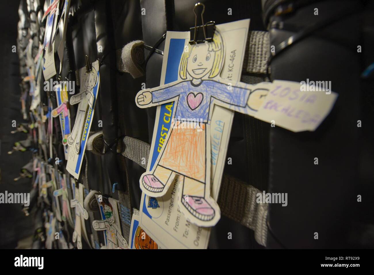 Flat Stanley sont attachées à un KC-46 Pegasus cargo net au cours du premier KC-46 vol de livraison, le 25 janvier 2019. Flat Stanley sont créés par Everett, Washington Les élèves du primaire afin de promouvoir l'éducation et de montrer jusqu'où peuvent aller leurs efforts, leurs projets voyage a commencé avec le vol et se poursuivra à travers le monde. Banque D'Images