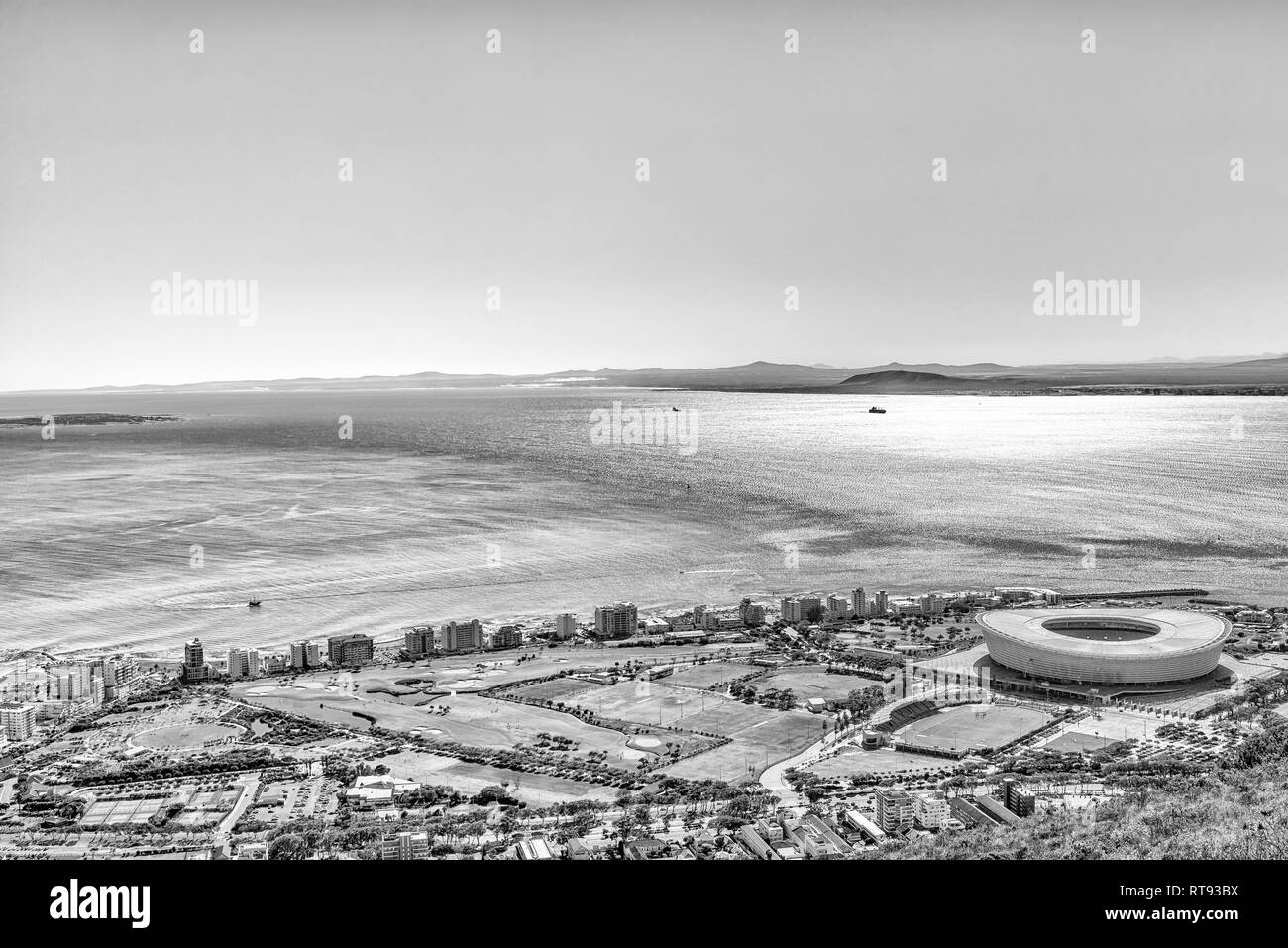 CAPE TOWN, AFRIQUE DU SUD, le 9 août 2018 : Une vue aérienne de Green Point à Cape Town vue de Signal Hill. Le Cape Town Stadium et d'autres fa Banque D'Images
