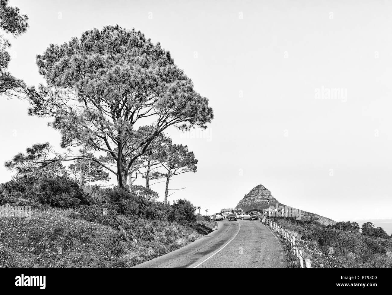 CAPE TOWN, AFRIQUE DU SUD, le 9 août 2018 : La route menant au sommet de Signal Hill à Cape Town. Lions Head, les gens et les véhicules sont visibles. Monochr Banque D'Images