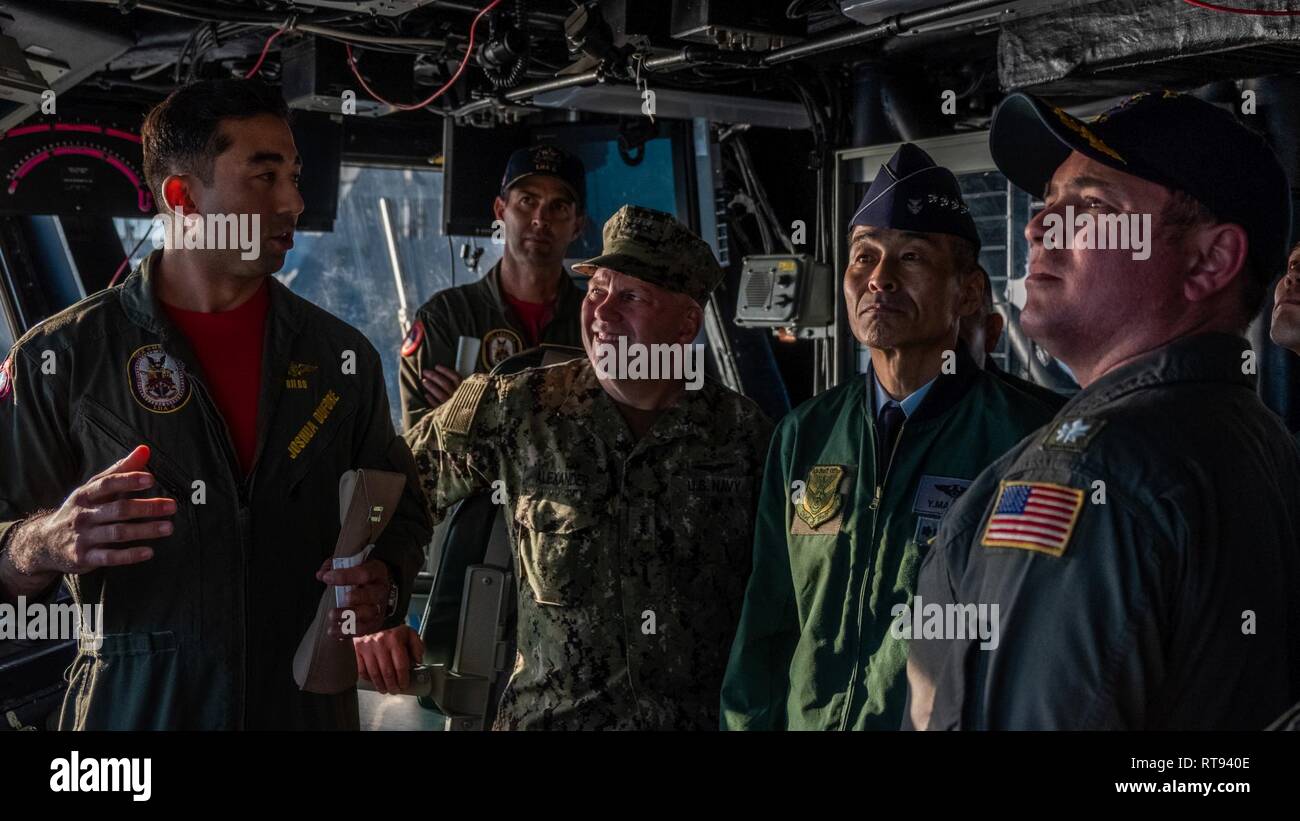 Le lieutenant Joshua Defore, MINIBOSS, gauche, explique le principal centre de contrôle de vol de distingués invités et visiteurs au cours d'une visite du navire d'assaut amphibie USS America (LHA 6) alors qu'il est connecté à la base navale de San Diego, le 25 janvier. Au cours de la visite, les invités vue le poste de pilotage, les installations de navigation et zone d'acquérir une meilleure compréhension de version à décollage court et atterrissage vertical. Banque D'Images