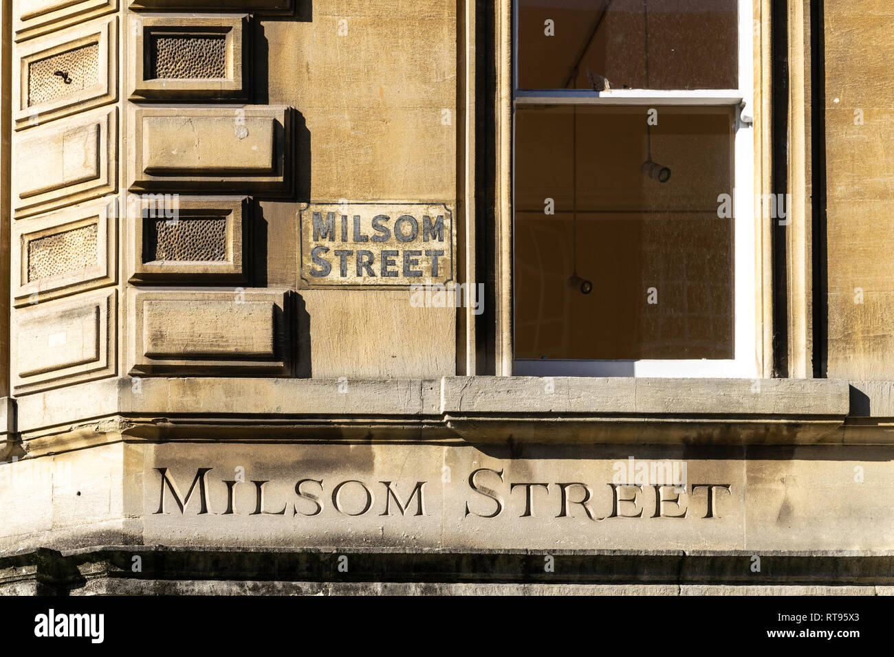 Deux versions différentes de l'Milsom Street sign numéro ci-dessus 1 Milsom Street, Bath, Angleterre Banque D'Images