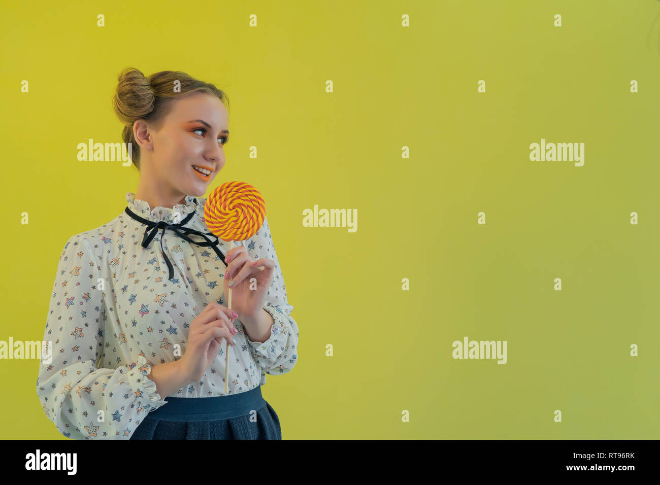 Jeune belle blonde drôle avec une lucette Banque D'Images
