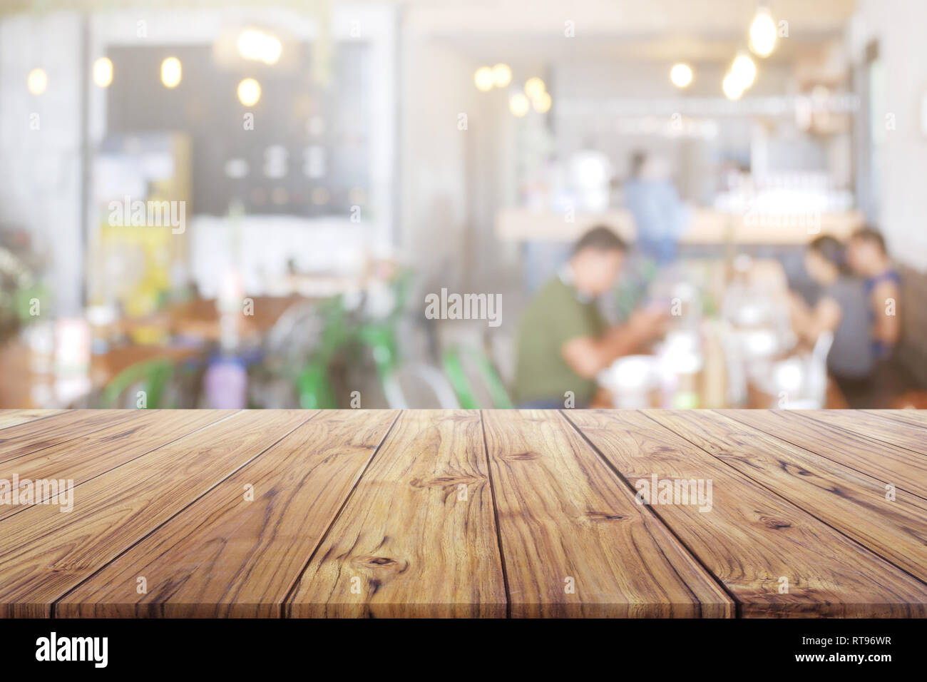 Table en bois blanc avec des personnes au restaurant ou café cafe arrière-plan de montage produit présent Banque D'Images