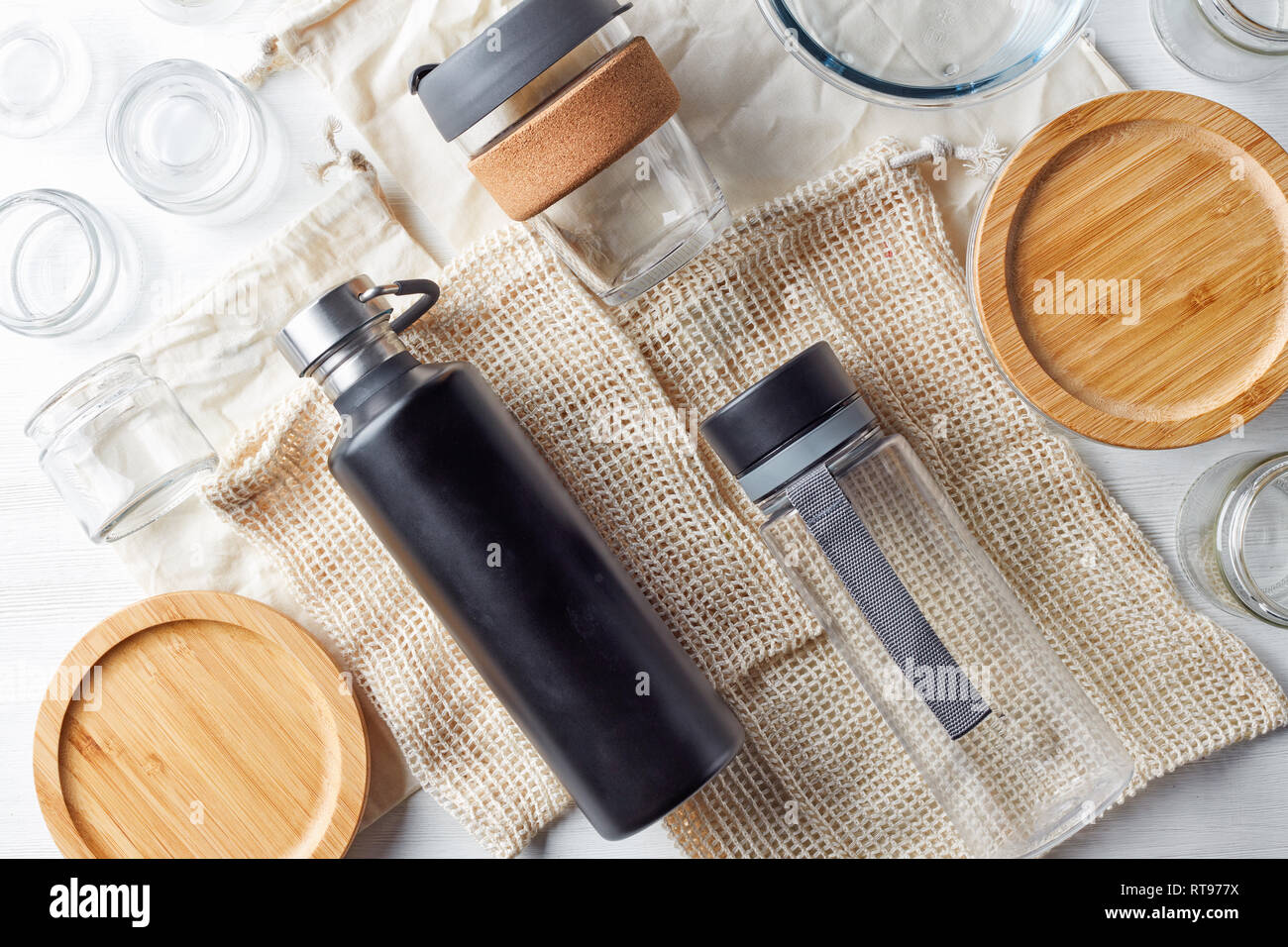 Kit commercial sans déchets, bouteilles d'eau, tasse de café, un bocal en verre et des sacs de coton, vue du dessus Banque D'Images