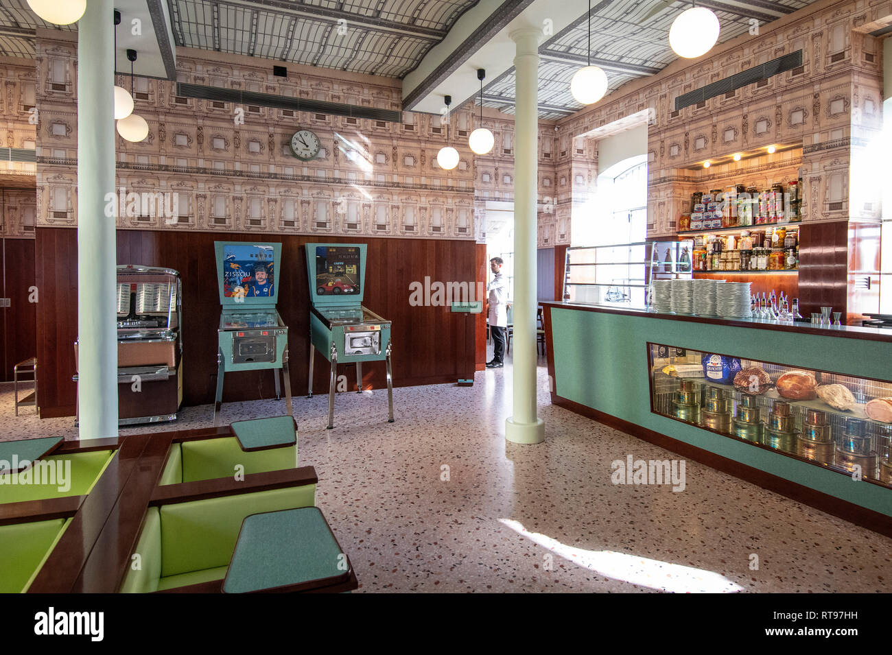 Retro-à interiors et formica mobilier pastel, Luce, Wes Anderson-inspiré de bar et café à la Fondazione Prada de Milan, Italie Banque D'Images