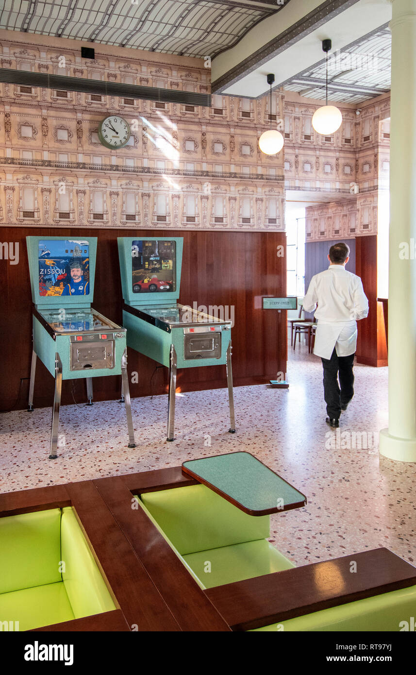 Flippers, juke box et mobilier pastel, Luce, Wes Anderson-inspiré de bar et café à la Fondazione Prada de Milan, Italie Banque D'Images