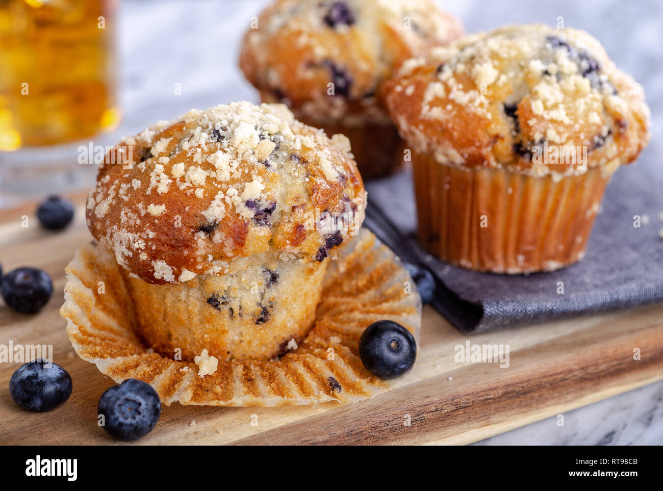 Libre d'une tarte aux fruits et muffins avec en arrière-plan Banque D'Images