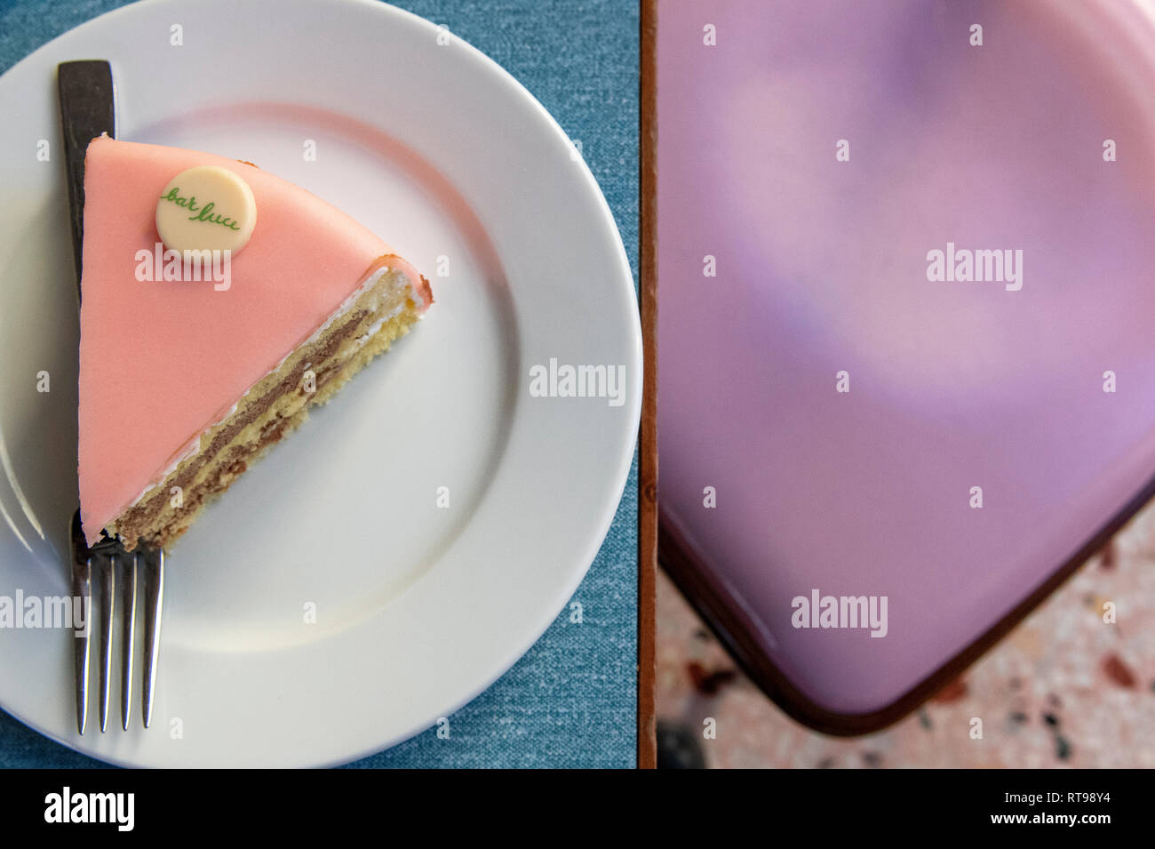 Une tranche de la Torta Rosa pastel et au mobilier Bar Luce, Wes Anderson-inspiré de bar et café à la Fondazione Prada de Milan, Italie Banque D'Images
