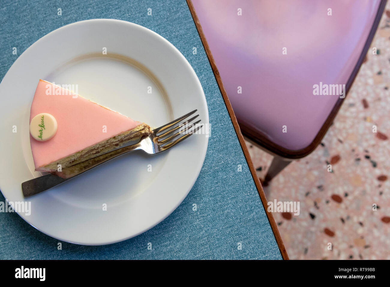 Une tranche de la Torta Rosa pastel et au mobilier Bar Luce, Wes Anderson-inspiré de bar et café à la Fondazione Prada de Milan, Italie Banque D'Images