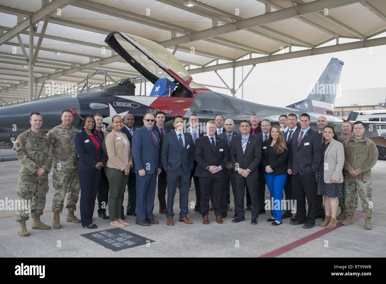 Les participants de l'adjudant général chef du Programme de développement de se tenir en face d'un F-16 affecté au 149e Escadre de chasse à Joint Base San Antonio-Lackland, Texas, le 30 janvier 2019. Banque D'Images