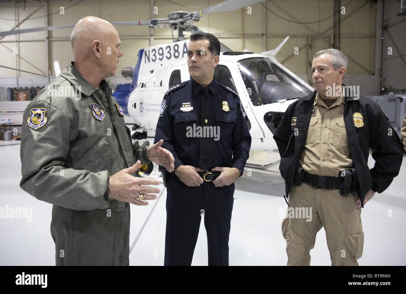 U.S. Customs and Border Protection Sous-commissaire Robert E. Perez parle avec le brigadier. Le général Richard L. Kemble, commandant de la 94e Escadre de transport aérien, Dobbins Air Reserve Base à Marietta, Géorgie, le 30 janvier 2019. Perez a passé la journée en remerciant les officiers et agents pour leur service jusqu'à Super Bowl LIII. U.S. Customs and Border Protection Banque D'Images