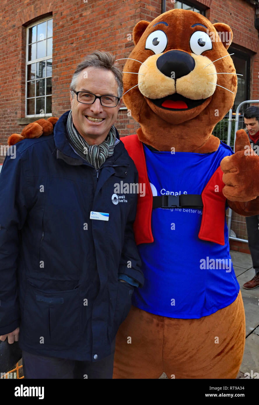 Richard Parry et Ollie la loutre à ducs 92 Richard Parry est le chef de l'exécutif de la canal et rivière la confiance, tout en Ollie la loutre est une mascotte. Banque D'Images