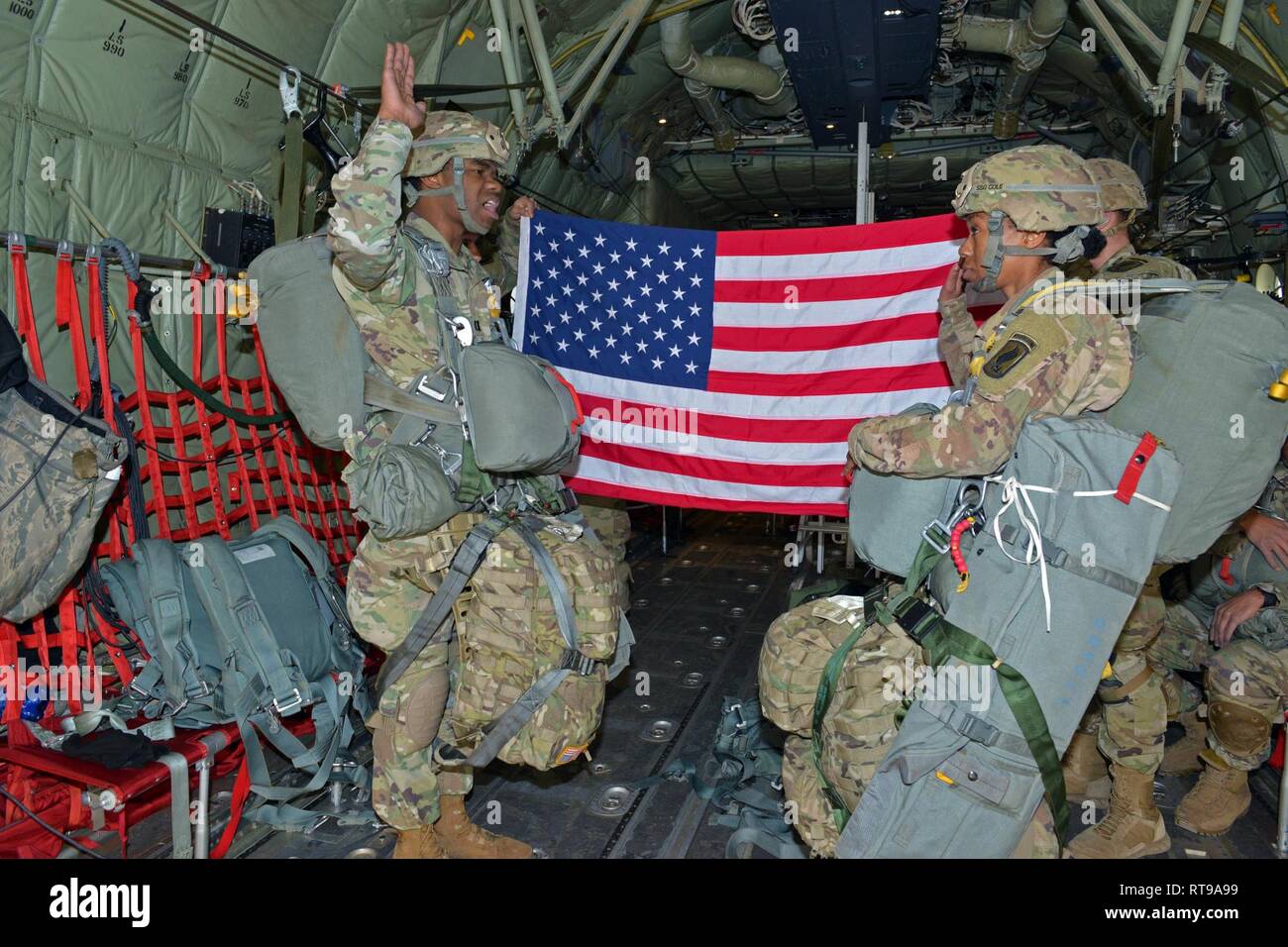 Au cours d'une opération aéroportée, le s.. Miata K. Cole (droite) affecté à la 173e Bataillon de soutien de la Brigade, 173e Brigade aéroportée, prête le serment de ré-enrôlement au Capitaine Davis M. Gabriel (à gauche) à bord d'un 86e de l'US Air Force Air Wing C-130 Hercules à la base aérienne d'Aviano, en Italie, le 30 janvier 2019. La 173e Brigade aéroportée de l'armée américaine est la force de réaction d'urgence en Europe, capables de projeter des forces n'importe où aux États-Unis, d'Europe centrale ou de l'Afrique les domaines de responsabilité des commandes dans les 18 heures. Banque D'Images