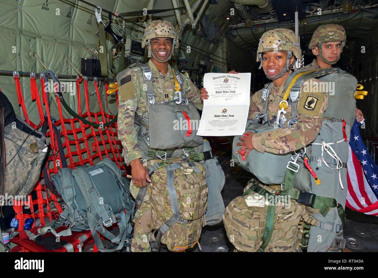 Au cours d'une opération aéroportée, le s.. Miata K. Cole (droite) affecté à la 173e Bataillon de soutien de la Brigade, 173e Brigade aéroportée, prête le serment de ré-enrôlement au Capitaine Davis M. Gabriel (à gauche) à bord d'un 86e de l'US Air Force Air Wing C-130 Hercules à la base aérienne d'Aviano, en Italie, le 30 janvier 2019. La 173e Brigade aéroportée de l'armée américaine est la force de réaction d'urgence en Europe, capables de projeter des forces n'importe où aux États-Unis, d'Europe centrale ou de l'Afrique les domaines de responsabilité des commandes dans les 18 heures. Banque D'Images