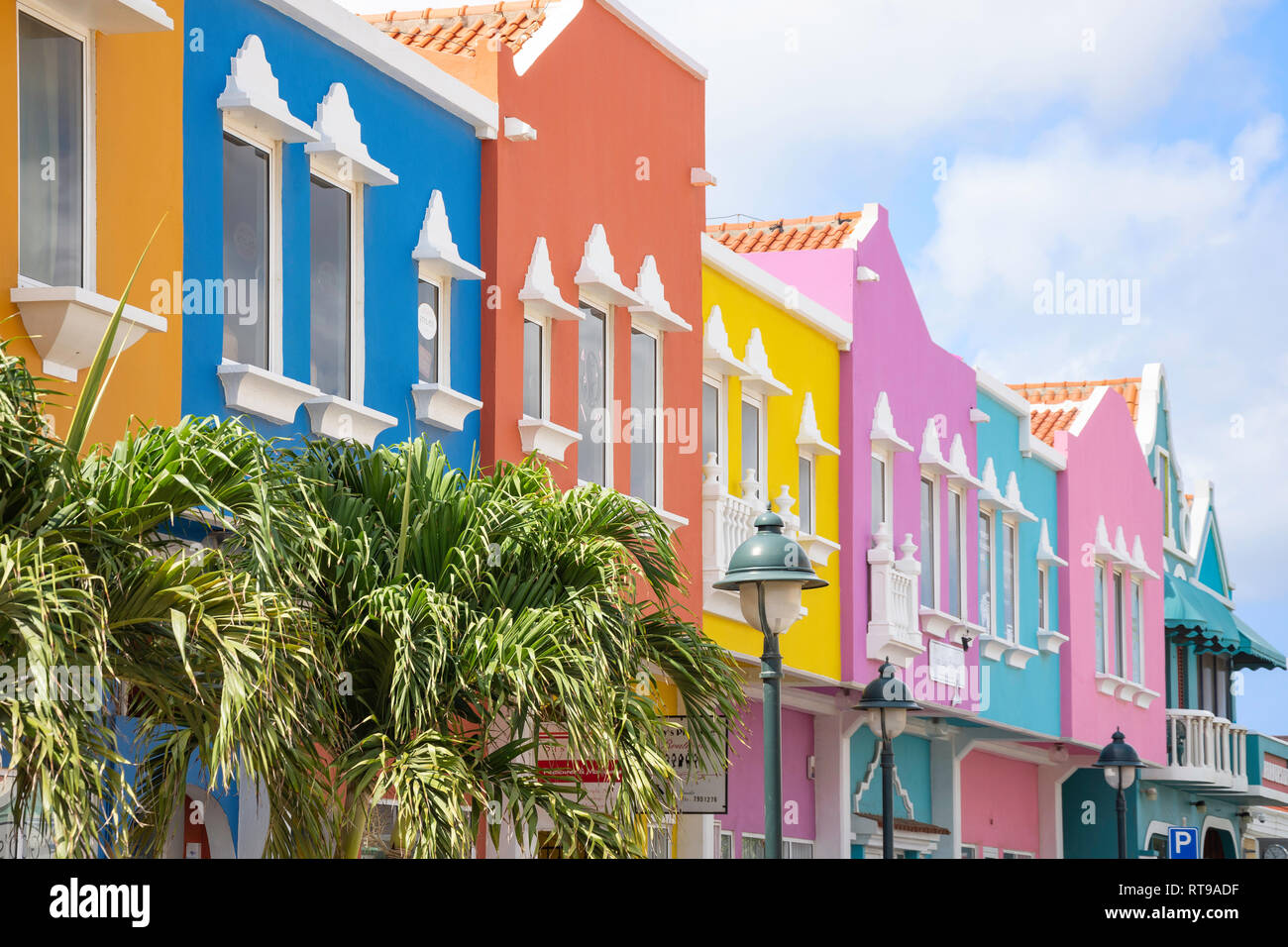 Devantures commerciales colorés, Kaya Grandi, Kralendijk, Bonaire, les îles ABC sous le vent, Antilles, Caraïbes Banque D'Images