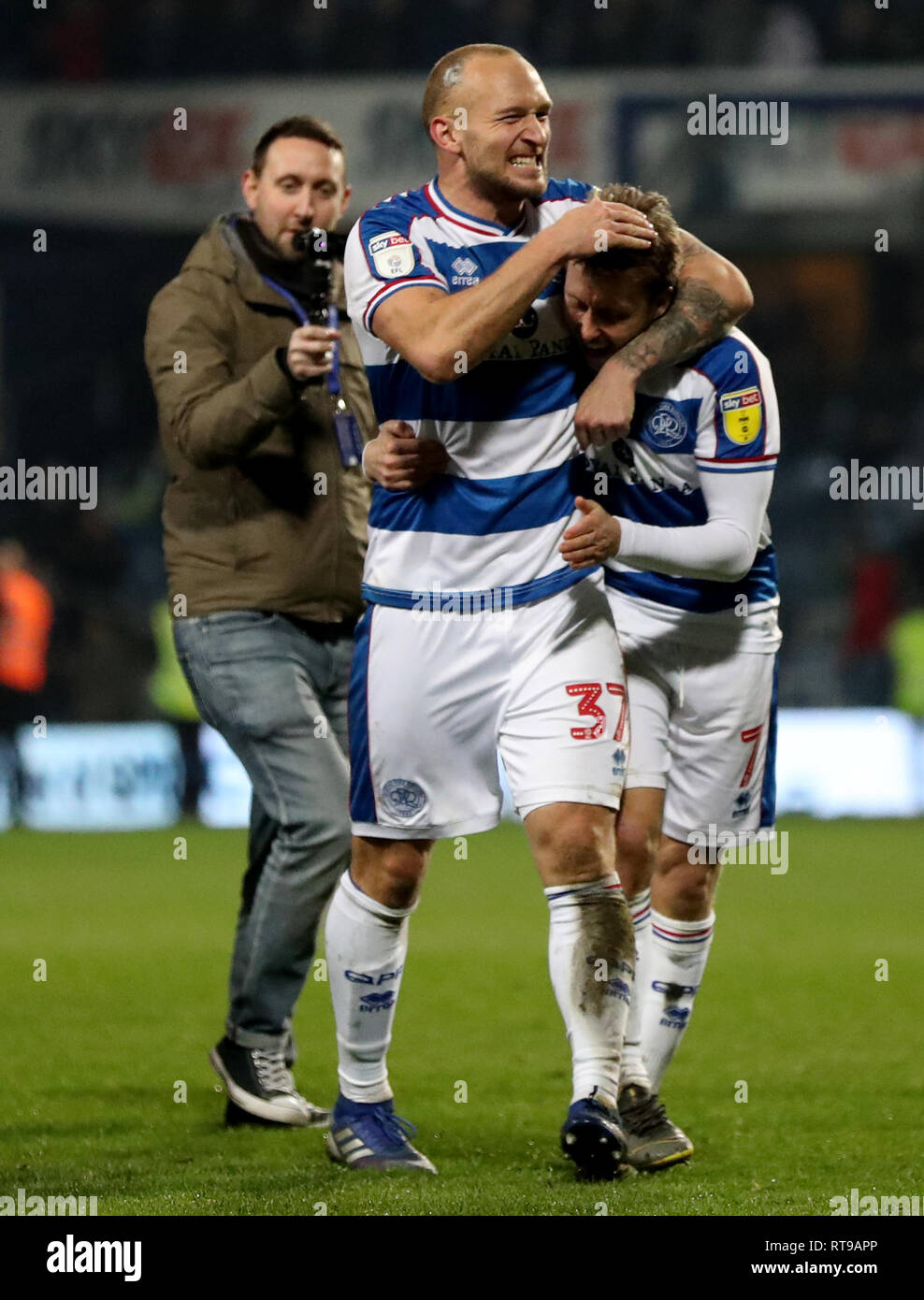 Queens Park Rangers' Toni Leistner (à gauche) célèbre avec coéquipier Luke Freeman (droite) lors de la de sifflet final Banque D'Images