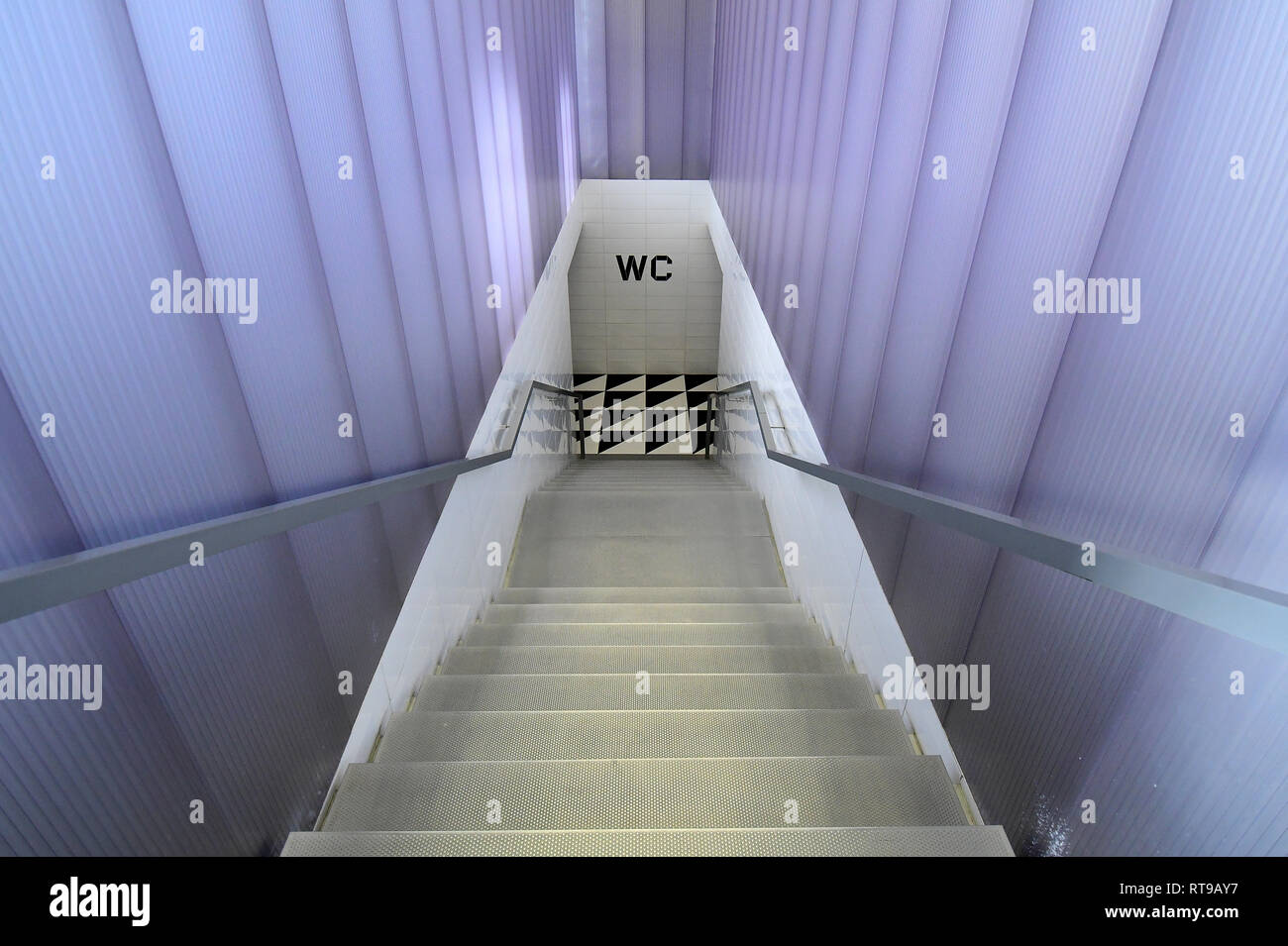 L'escalier menant à la salle de bains de Bar Luce, Wes Anderson-inspiré de bar et café à la Fondazione Prada de Milan, Italie Banque D'Images