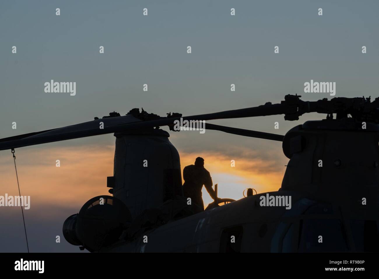 Un soldat américain affecté à la 1re Brigade d'aviation de combat prépare un hélicoptère CH-47 Chinook de l'organisation sur la base aérienne de Chièvres, Belgique, le 30 janvier 2019. La Base Aérienne de Chièvres a servi comme une zone d'étape intermédiaire avant la 1re Brigade d'aviation de combat se déploie à l'Allemagne, la Pologne, la Lettonie et la Roumanie pendant neuf mois pour former avec les partenaires de l'OTAN à l'appui de la résolution de l'Atlantique. Banque D'Images