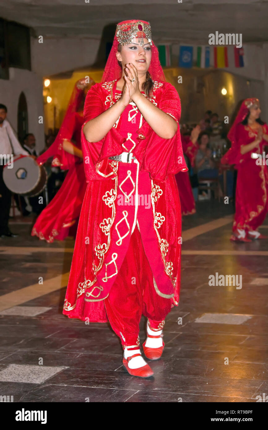 Femme turque dancing ; proposition ; rouge ; costume ; headress bangles,  traditionnelle, animation, spectacle, culture, Cappadoce, Turquie ;  vertical Photo Stock - Alamy