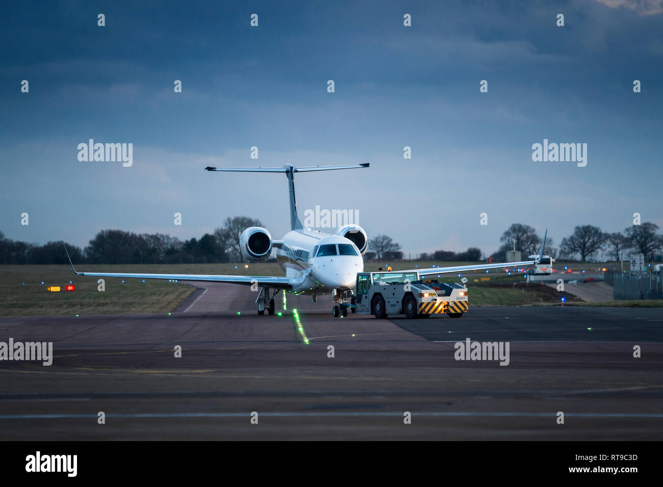 Les avions à réaction remorqué par un remorqueur à l'aéroport de Luton, Englamd. Banque D'Images