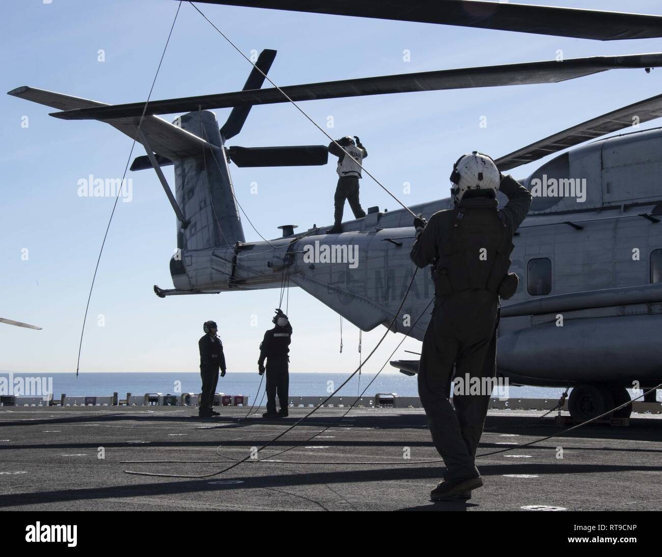 Océan Pacifique (jan. 26, 2019) Les Marines affectés à 11e Marine Expeditionary Unit (MEU) fixer les câbles sur les ailes d'un CH-53E Super Stallion attaché à la mer d'hélicoptères de l'Escadron de Combat (HSC) 21 dans le poste de pilotage de navire d'assaut amphibie USS Boxer (DG 4). Boxer est en cours la réalisation des opérations de routine dans le cadre d'un groupe amphibie USS Boxer (ARG) dans l'océan Pacifique. Banque D'Images