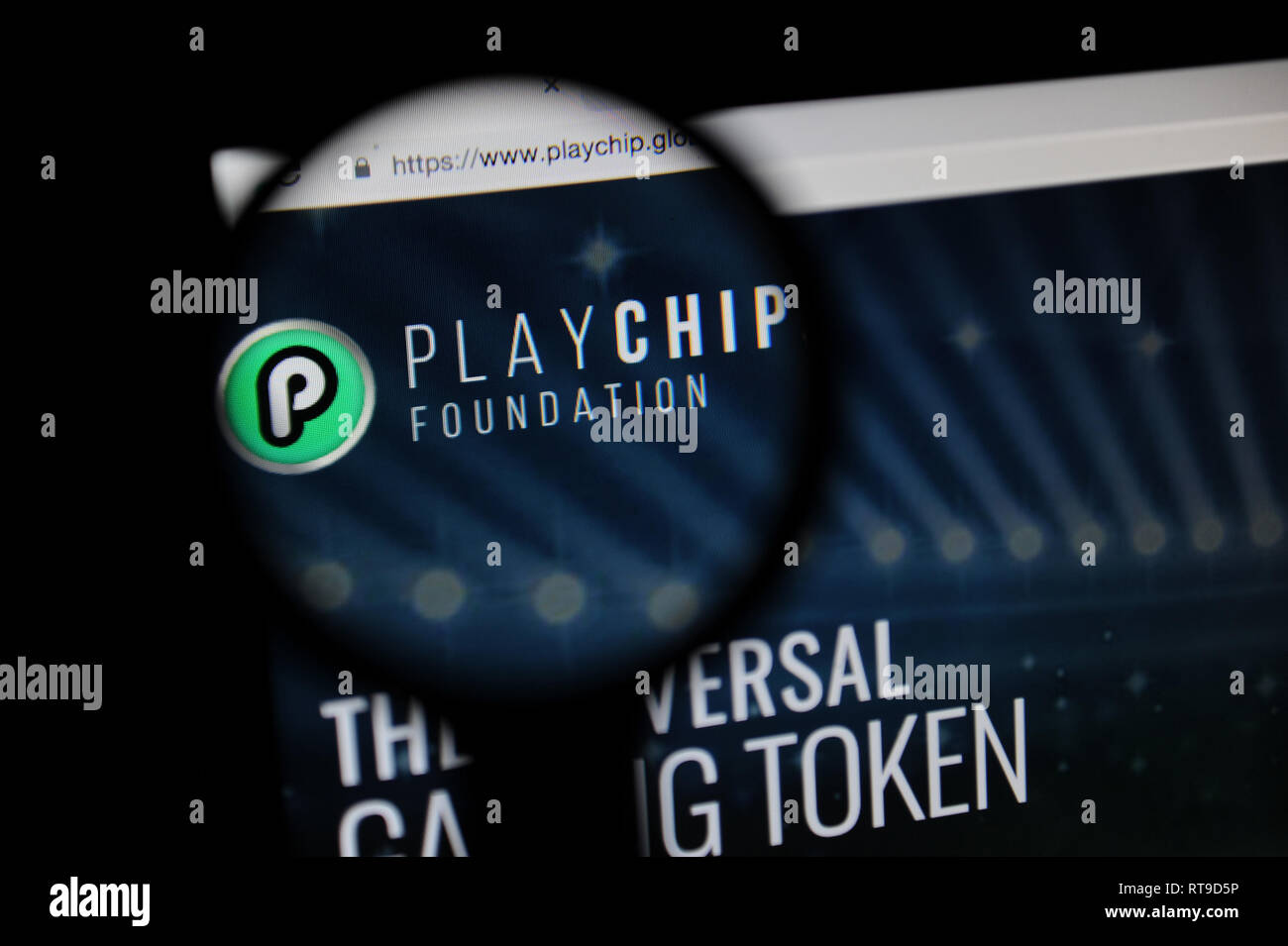 Le PlayChip site vu à travers une loupe Banque D'Images
