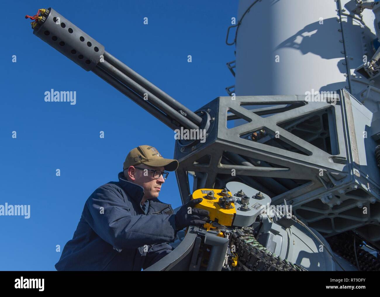 Océan Atlantique (janvier 1985). 26, 2019) 2ème classe Controlman Incendie Matthew Nelson, de Portland, Ore., prépare pour charger des coups de canon sur la marque rapprochée Phalanx 15 dans le système d'armes (CWIS) à bord de la classe Arleigh Burke destroyer lance-missiles USS Bainbridge (DDG 96) dans la perspective de la participation à la formation d'exercice de l'unité composite (COMPTUEX), le 26 janvier. Bainbridge est actuellement en cours d'intervention de porte avec COMPTUEX Group (CSG) 12. Les composantes de la CSG 12 incarner une "équipe-de-équipes" concept, combinant la technologie surface, air et systèmes informatique pour créer et maintenir la capacité opérationnelle. Activer cette Banque D'Images