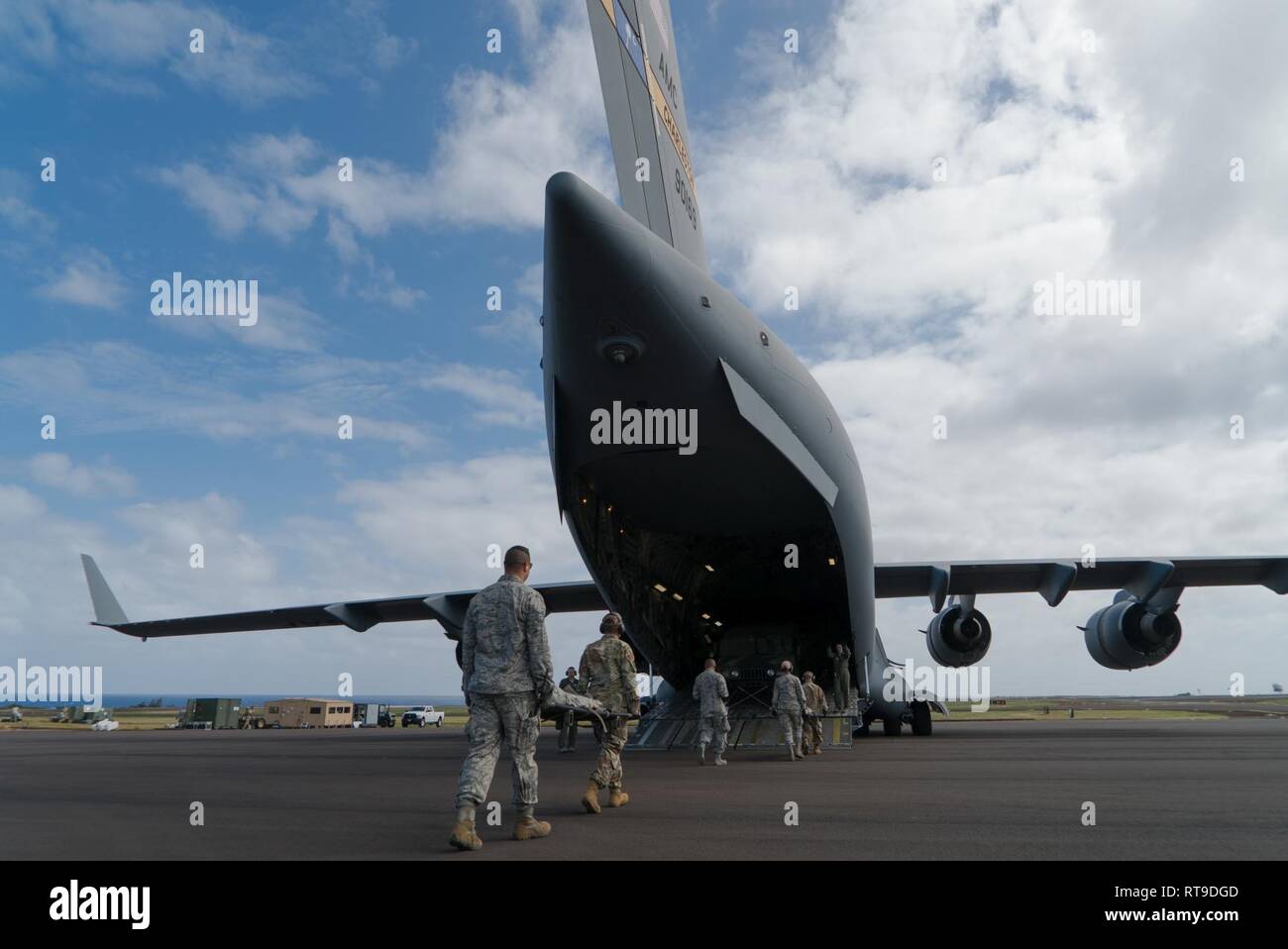 Une équipe de transport médical transporte un patient simulé à un report de la litière par C-17 Globemaster III affectés à une base commune Charleston, SC, à l'aéroport de Lihue, HI 26 janvier 2019, lors de l'exercice Patriot Palm. Exercice Patriot Palm est une joint-service exercice coordonné par l'Air Force Reserve, conçus pour intégrer les premiers intervenants de l'administration, les agences et les militaires et en fournissant une formation en intervention rapide en cas de catastrophe naturelle ou d'urgence régionaux. Banque D'Images