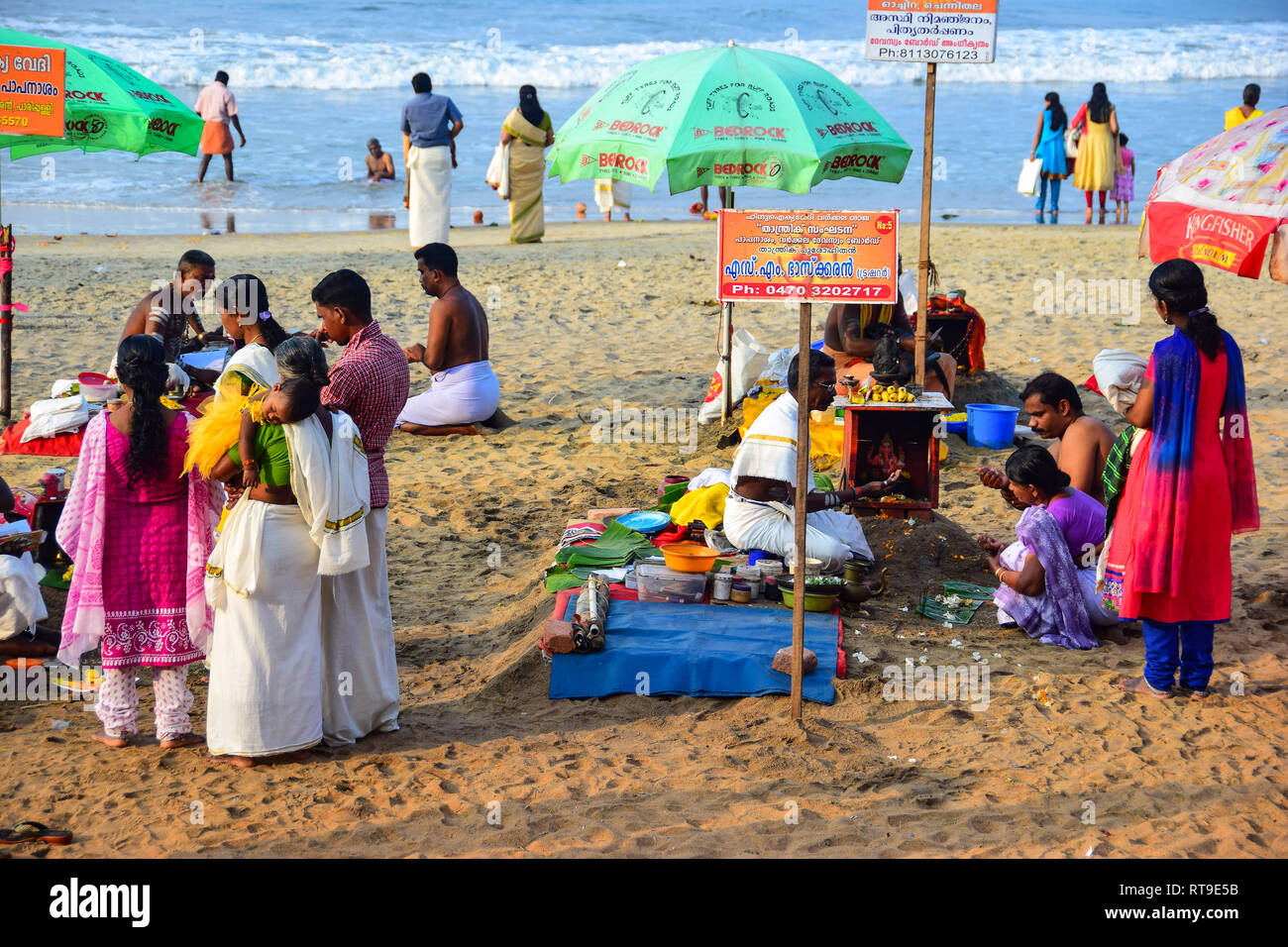 Les rites religieux, Varkala Beach, Varkala, Kerala, Inde Banque D'Images