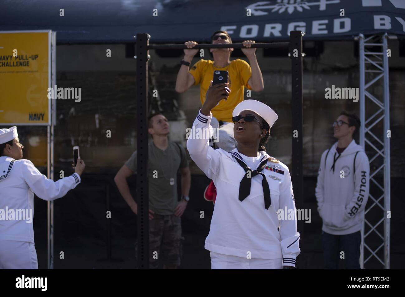 OCALA, Floride (28 janvier 2019) Maître de Manœuvre 2e classe Charde Russell du District de recrutement pour la Marine sur cheers Chicago un élève de l'école secondaire le déversoir du lac dans le défi au cours de recrutement pour la Marine la commande "essaim" évolution d'Orlando. Quatre-vingt-un recruteurs du recrutement pour la marine commande, de recrutement pour la Marine et la marine Jacksonville District de réalité virtuelle de l'actif, le Nimitz, compiler un "Swarming", qui est une nouvelle stratégie de recrutement, à l'appui de la politique nationale de construire un 355-ship marine. Banque D'Images