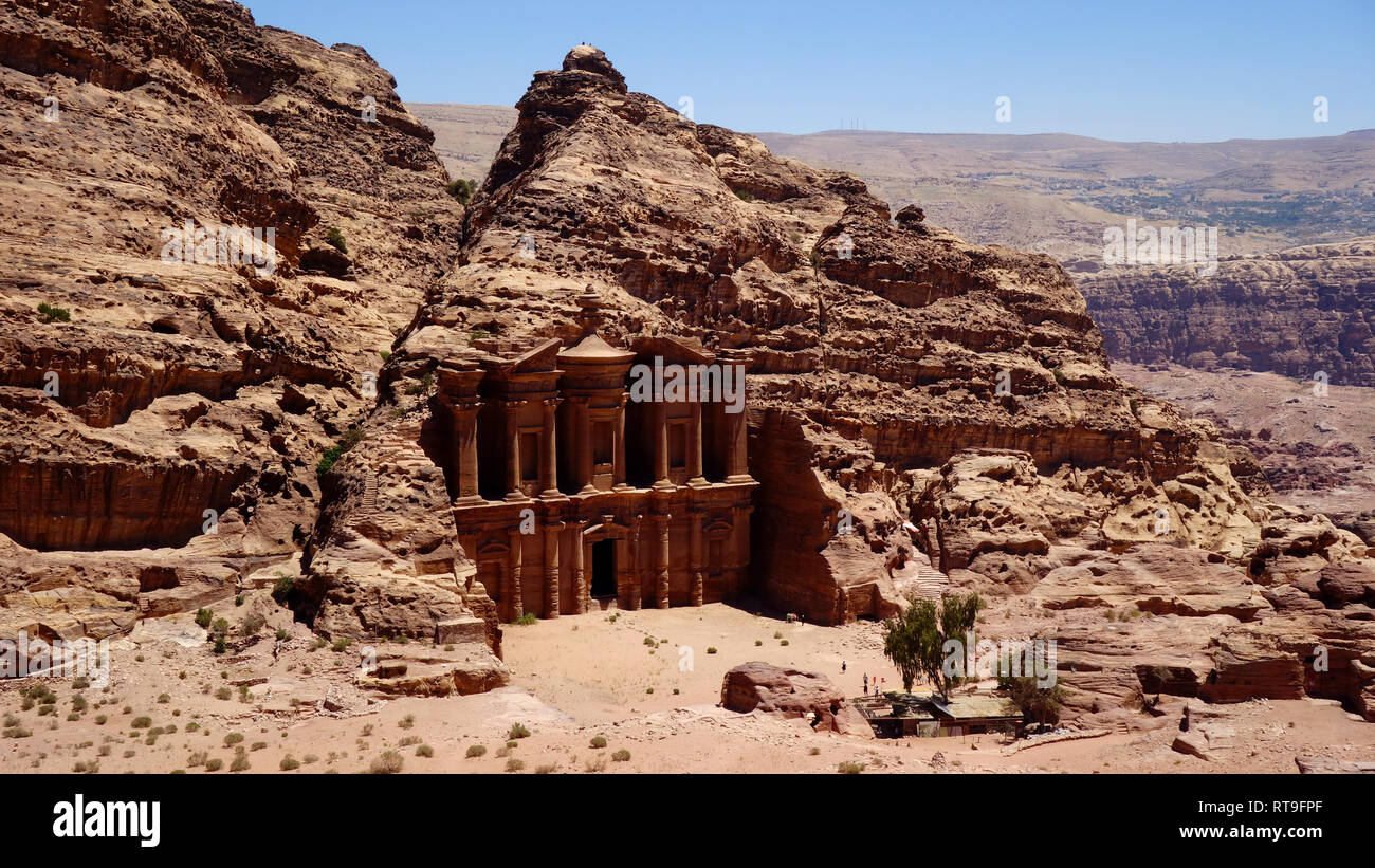 Petra en Jordanie cite troglodytique monastere Photo Stock Alamy