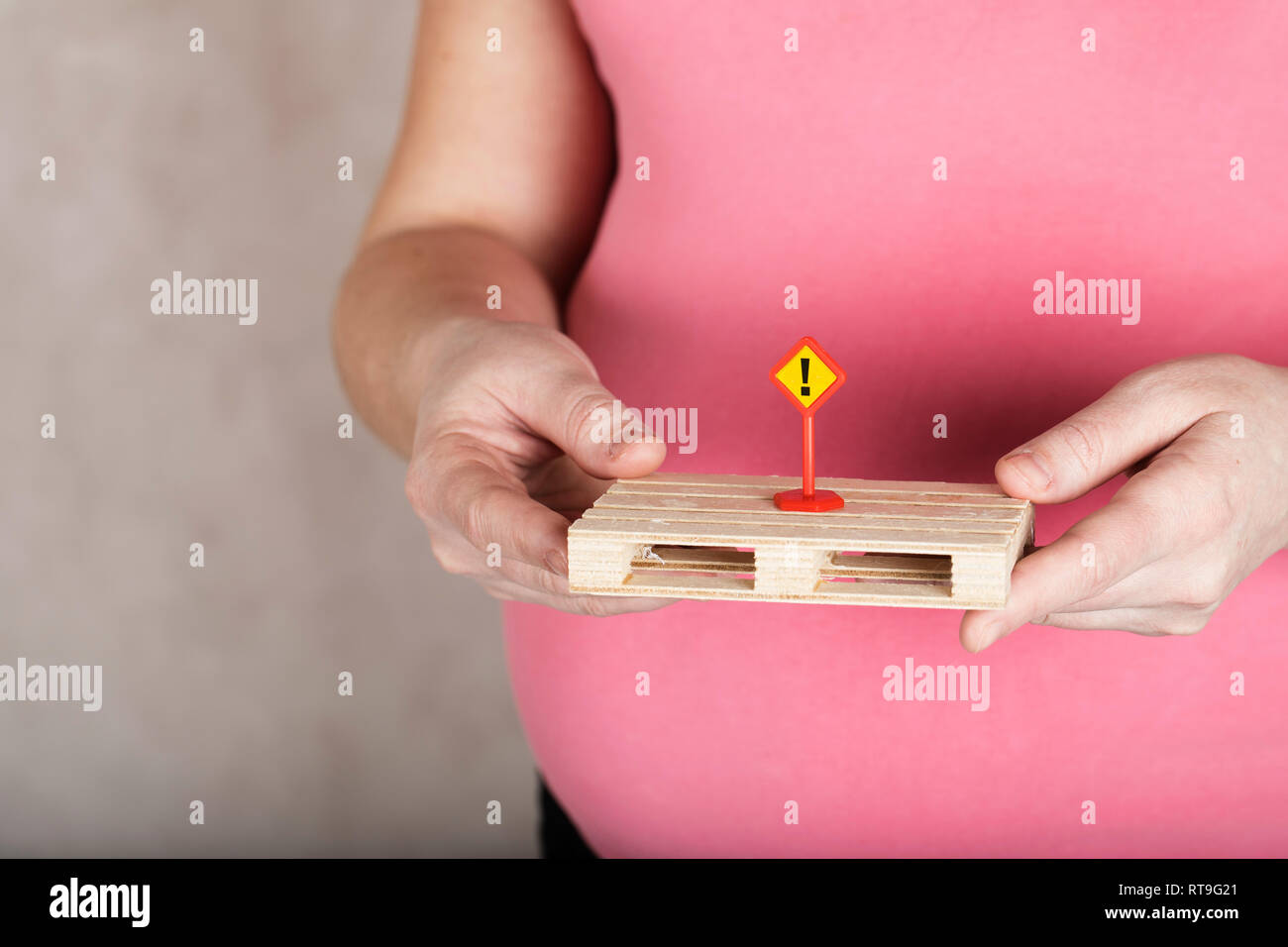 Les jeunes femmes enceintes entre 30 et 35 ans femme signe permet d'exclamation. Libre Banque D'Images