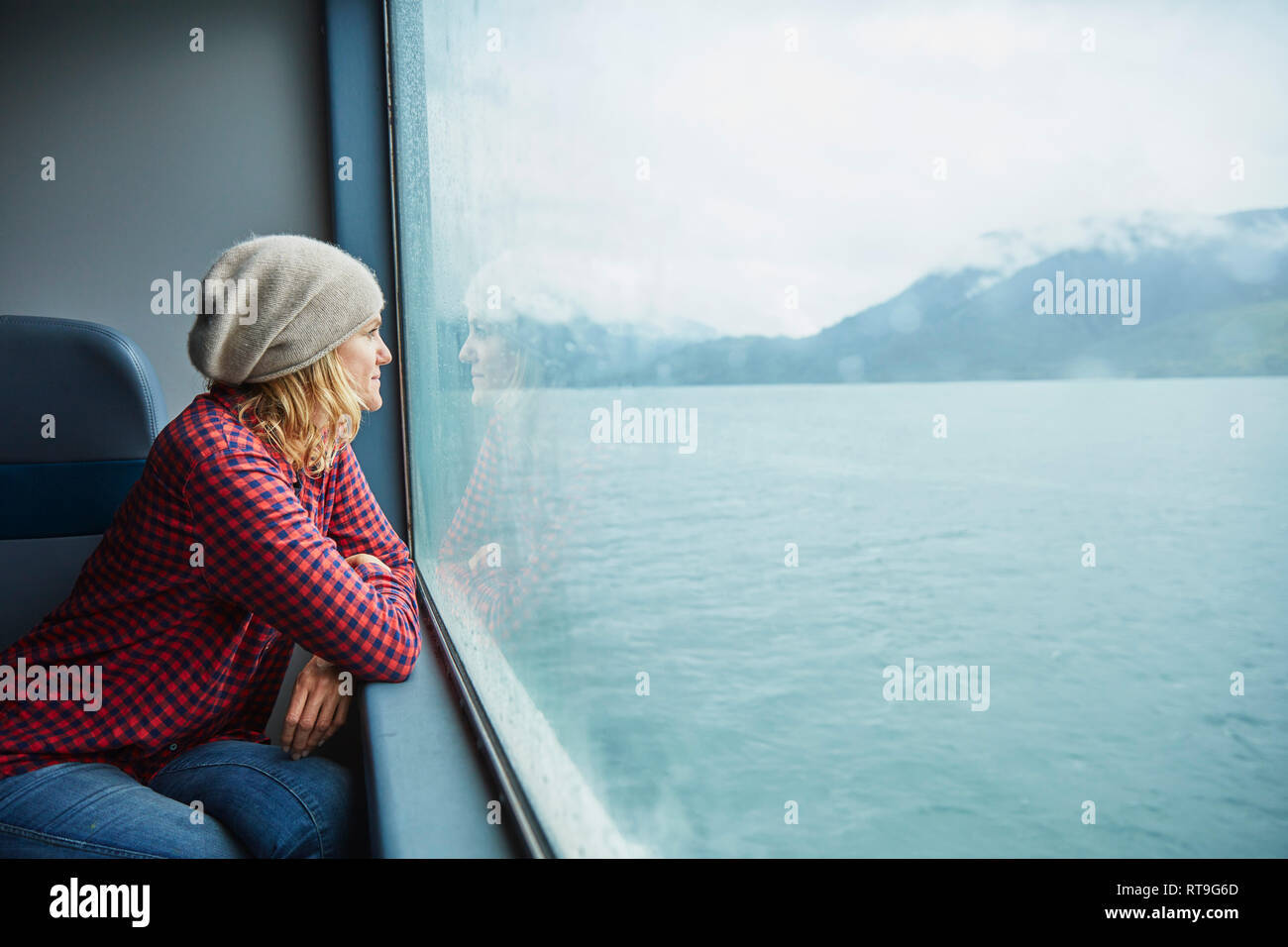 Le Chili, l'Hornopiren, femme à la fenêtre de d'un ferry Banque D'Images