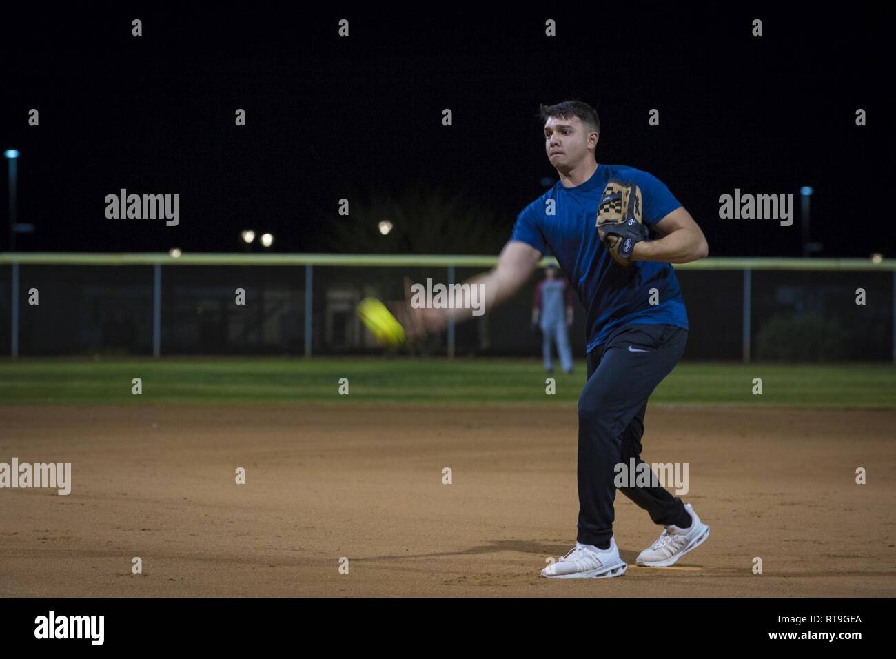 Des Marines américains, des marins, et des civils avec Marine Corps Air Station (MCAS) Yuma, participer à une ligue de softball intra-muros sur MCAS Yuma (Arizona), le 29 janvier 2019. Le but de sport est d'offrir des possibilités de participation à un large éventail de sports individuels et d'équipe pour les hommes et les femmes quel que soit leur niveau de compétence. Banque D'Images