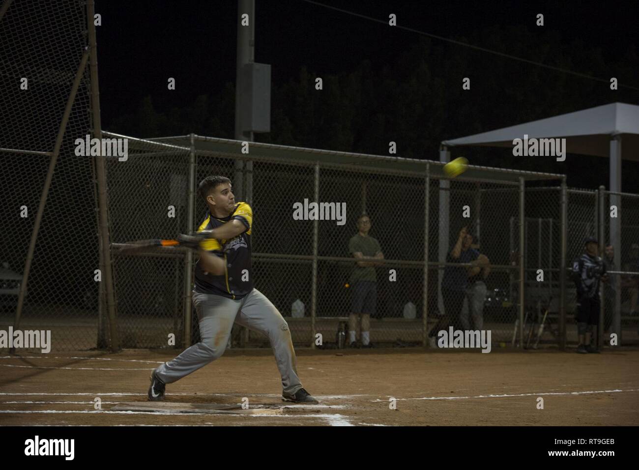 Des Marines américains, des marins, et des civils avec Marine Corps Air Station (MCAS) Yuma, participer à une ligue de softball intra-muros sur MCAS Yuma (Arizona), le 29 janvier 2019. Le but de sport est d'offrir des possibilités de participation à un large éventail de sports individuels et d'équipe pour les hommes et les femmes quel que soit leur niveau de compétence. Banque D'Images