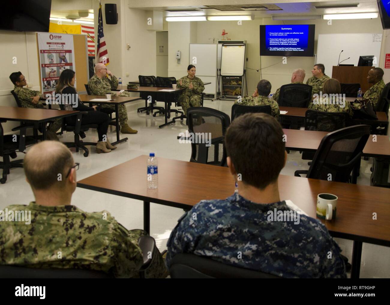 LOS ANGELES (janv. 29, 2019) - Arrière Adm. Tina Davidson, médecine de la marine de l'éducation, de la formation et de la logistique (Commande) NMETLC commandant et directeur du Corps infirmier de la marine, et NMETLC maître commande Chef Richard Putnam répondre à des questions sur la transition à la défense de la santé publique (DHA) et l'avenir de la médecine de la Marine avant de visiter le centre de formation en traumatologie de la Marine (NTTC) installation. Davidson et Putnam visité NTTC, Marine Expeditionary Medical Training Institute (NEMTI), Centre de formation en survie de l'Aviation (ASTC) Miramar, Surface Warfare Medical Institute (SWMI) et l'alcoolisme et de la marine de l'école Conseiller ( Banque D'Images