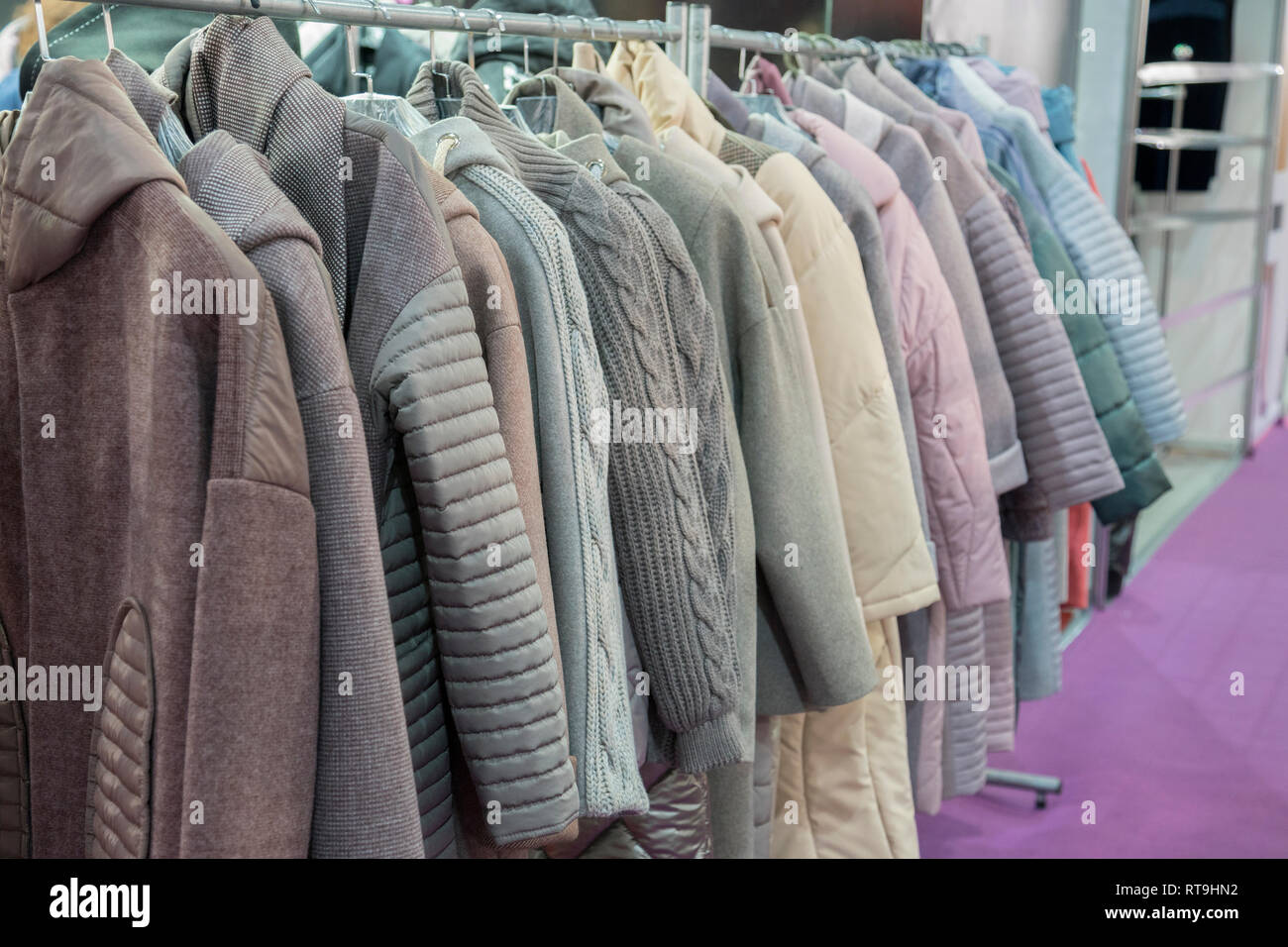 Manteau femme dans le magasin. Manteaux femmes printemps accroché sur un  rack dans un magasin de vêtements pour femmes Photo Stock - Alamy