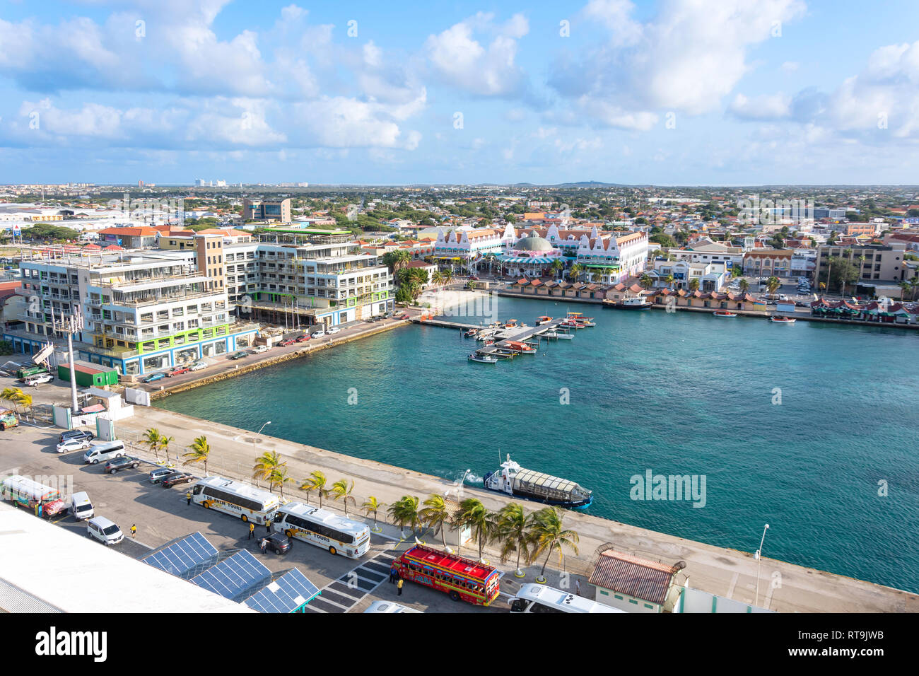 Vue de la ville et le port d'un navire de croisière, Oranjestad, Aruba, les îles ABC sous le vent, Antilles, Caraïbes Banque D'Images